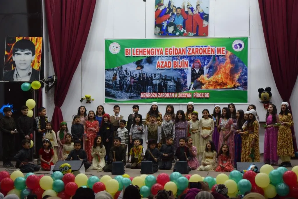 Li Kobanê zarokan Newroz pîroz kir