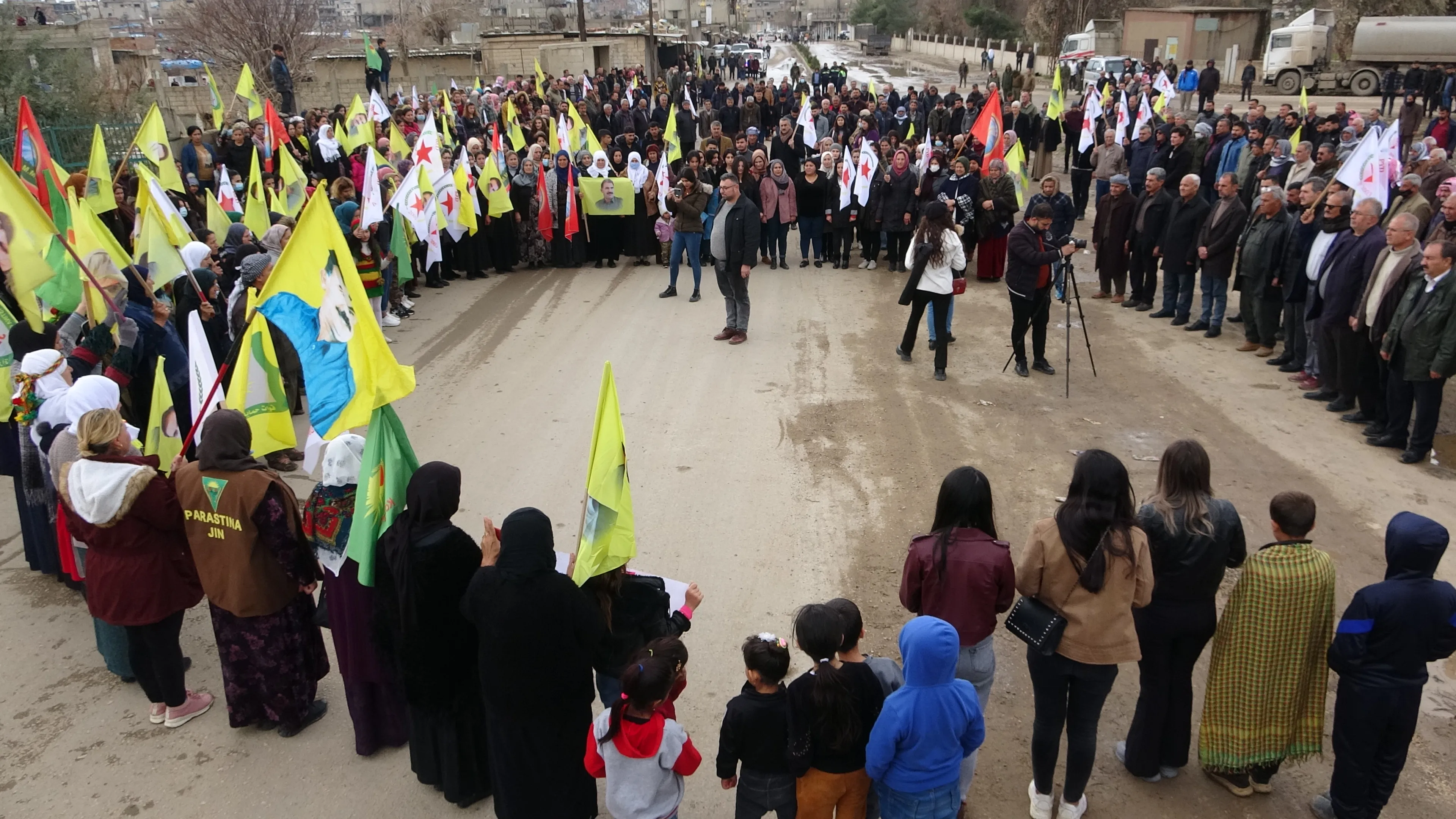 ​​​​​​​Şêniyên Qamişloyê serdana goristana şehîdên 12'ê Adarê kir