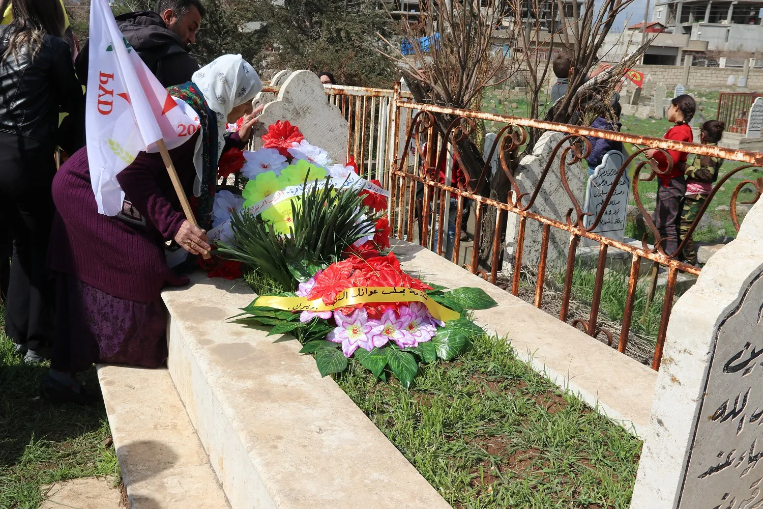 ​​​​​​​Şêniyên Qamişloyê serdana goristana şehîdên 12'ê Adarê kir