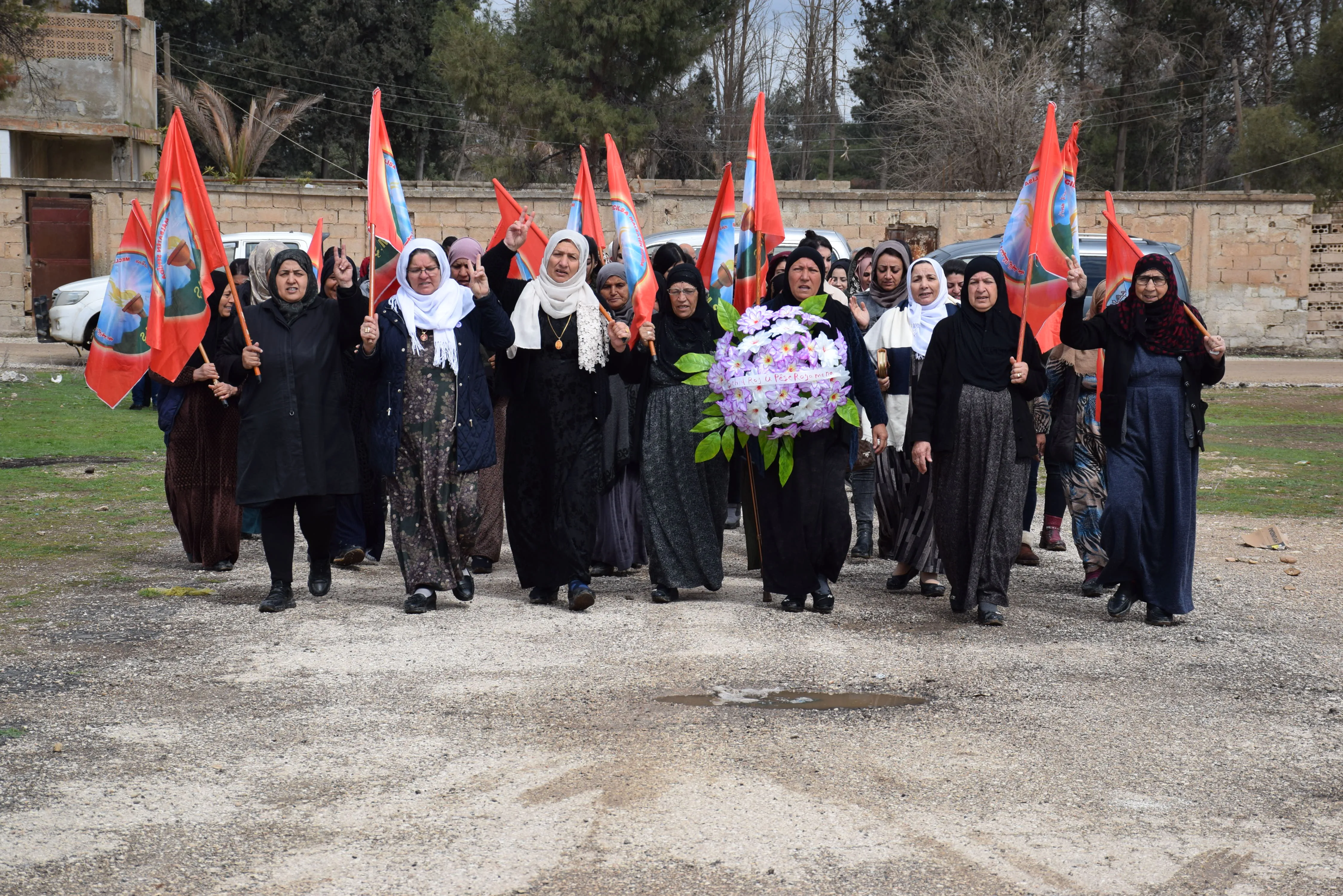 ​​​​​​​Şêniyên Qamişloyê serdana goristana şehîdên 12'ê Adarê kir