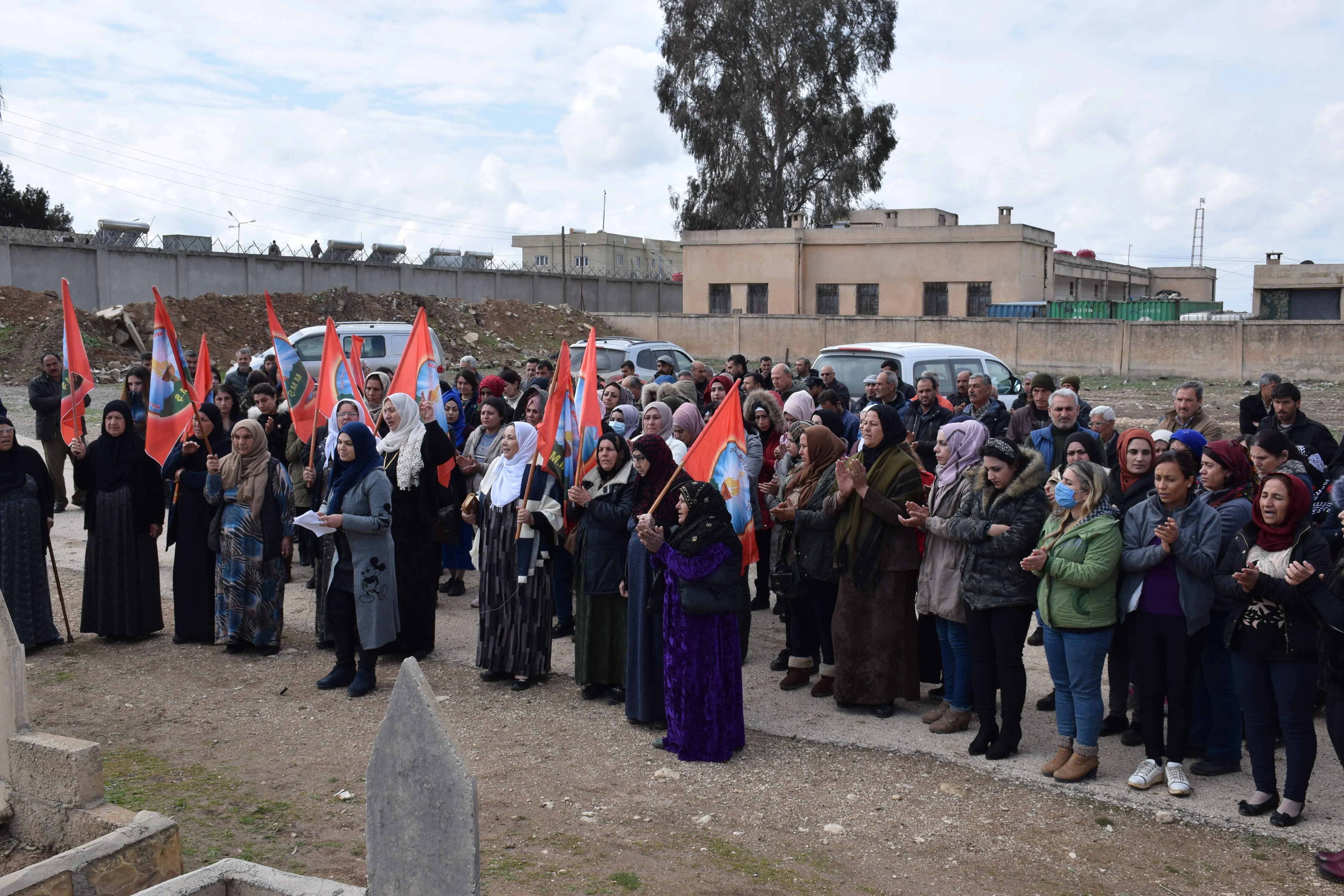 ​​​​​​​Şêniyên Qamişloyê serdana goristana şehîdên 12'ê Adarê kir
