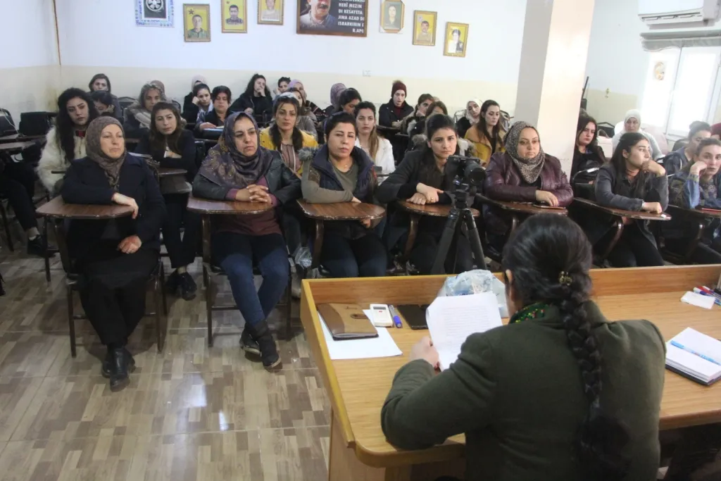 Di boneya 8`ê Adarê gul li endamên saziyên jinan hatin belavkirin