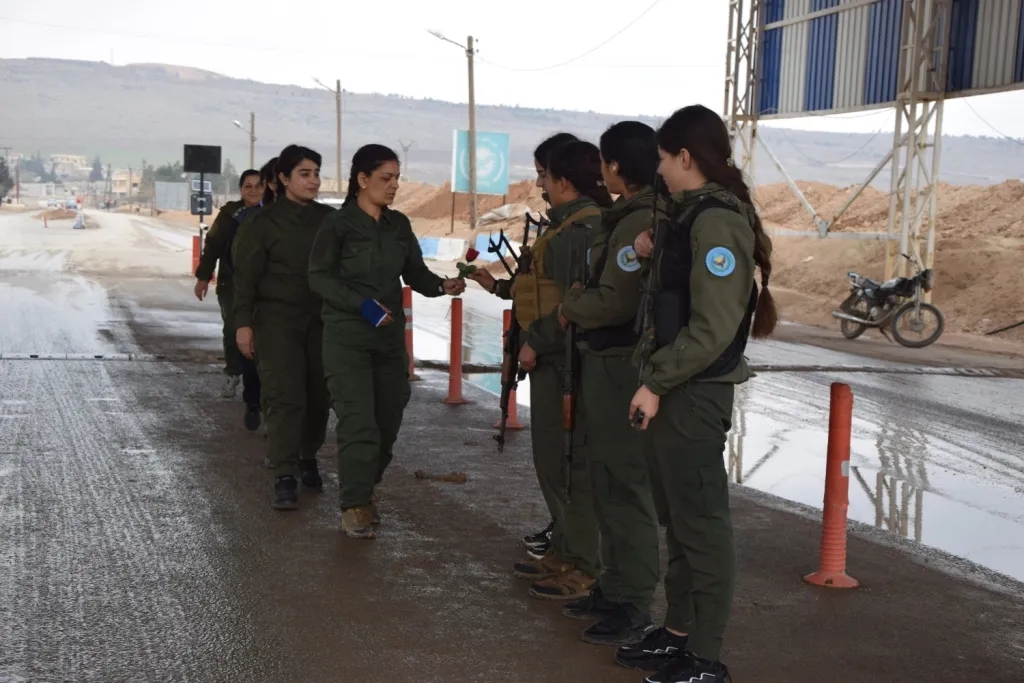 Di boneya 8`ê Adarê gul li endamên saziyên jinan hatin belavkirin