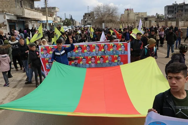 Ciwanên şoreşger bi boneya Hefteya Lehengiyê meşiyan