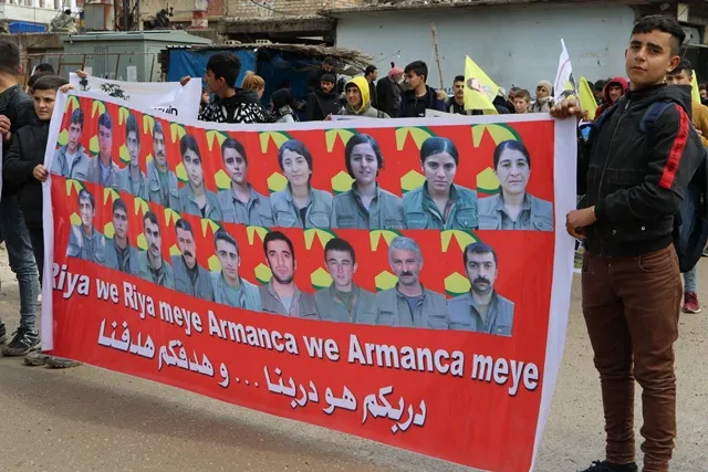 Ciwanên şoreşger bi boneya Hefteya Lehengiyê meşiyan