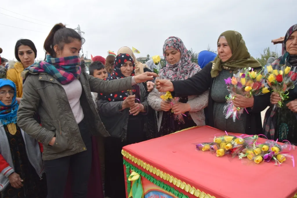 Dayikên Aştiyê û yên şehîdan banga azadiya fîzîkî ya rêber Ocalan kir