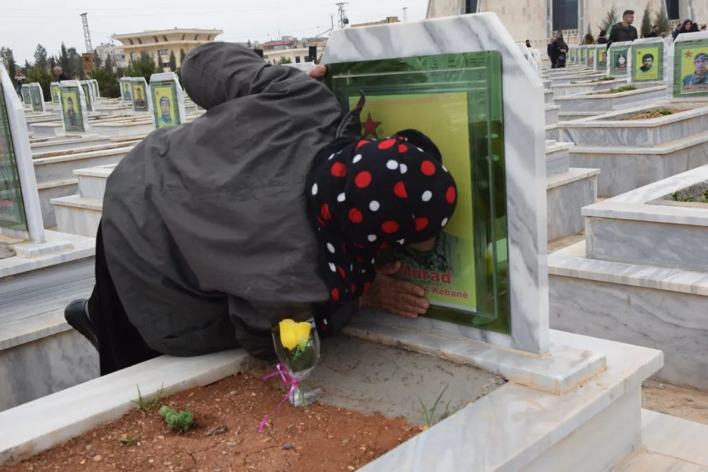 Dayikên Aştiyê û yên şehîdan banga azadiya fîzîkî ya rêber Ocalan kir