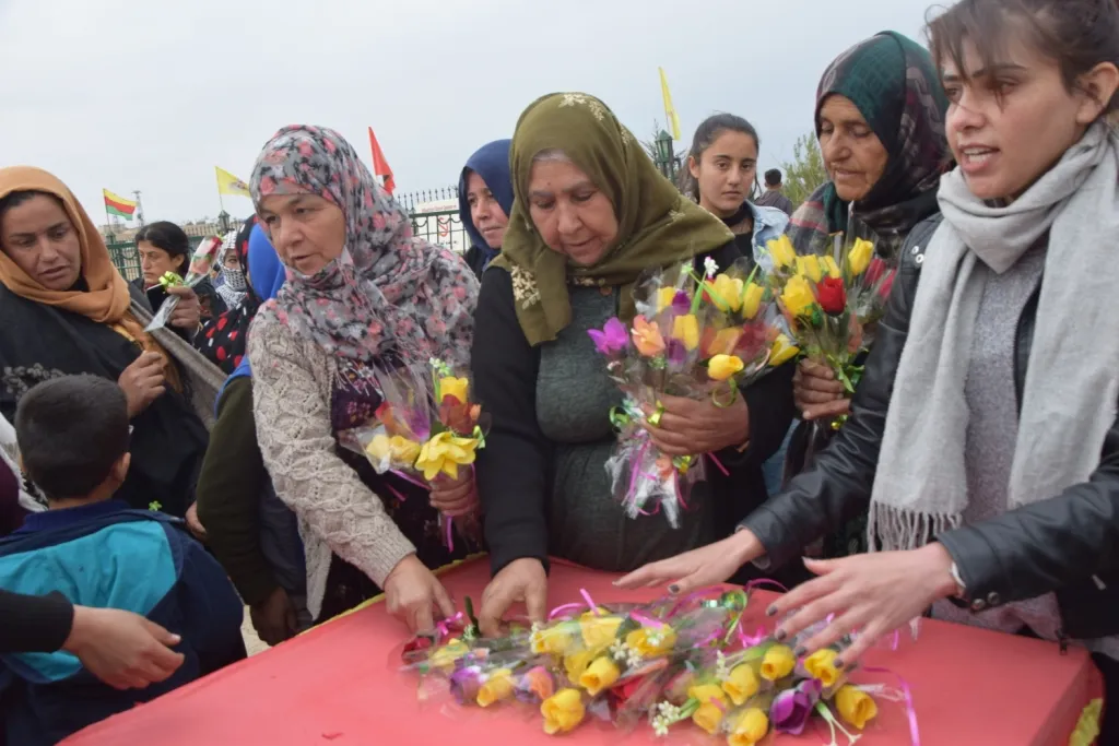 Dayikên Aştiyê û yên şehîdan banga azadiya fîzîkî ya rêber Ocalan kir