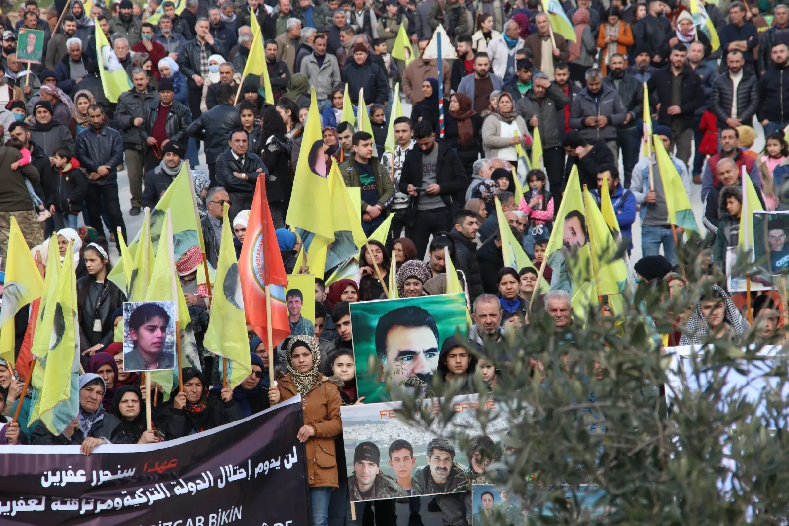 ​​​​​​​Şêniyên Helebê bi xwepêşandaneke girseyî dagirkirina Efrînê şermezar kir