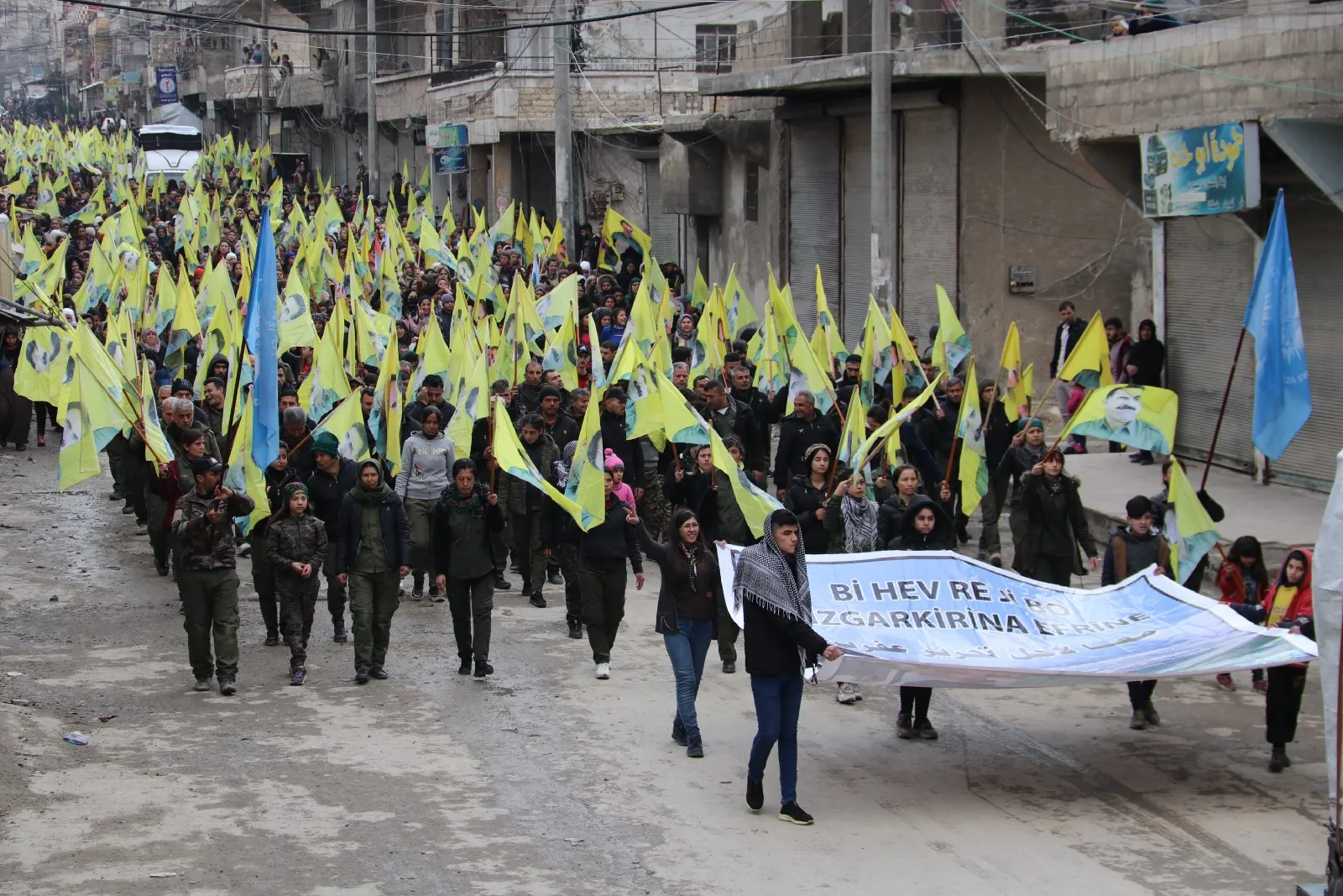 ​​​​​​​Şêniyên Helebê bi xwepêşandaneke girseyî dagirkirina Efrînê şermezar kir