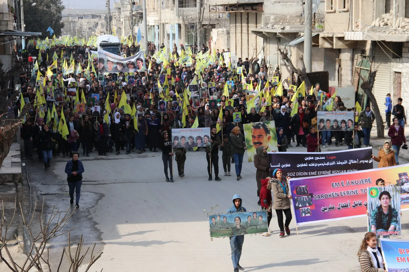 ​​​​​​​Şêniyên Helebê bi xwepêşandaneke girseyî dagirkirina Efrînê şermezar kir