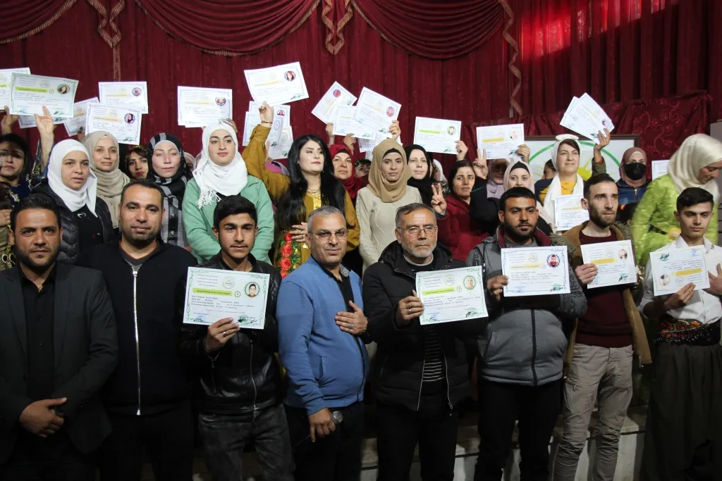 Xwendekarên zimanê kurdî yên serkeftî hatin xelatkirin