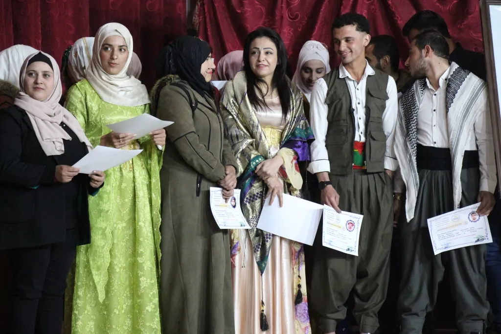 Xwendekarên zimanê kurdî yên serkeftî hatin xelatkirin