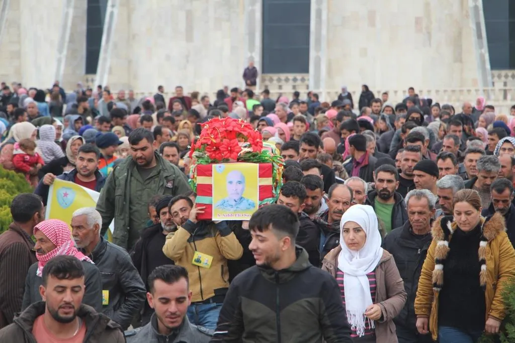Li Kobanê şehîdek hate oxirkirin û nasnameya şehîdekî hate ragihandin
