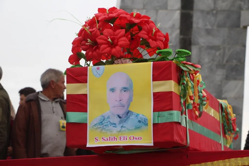 Li Kobanê şehîdek hate oxirkirin û nasnameya şehîdekî hate ragihandin