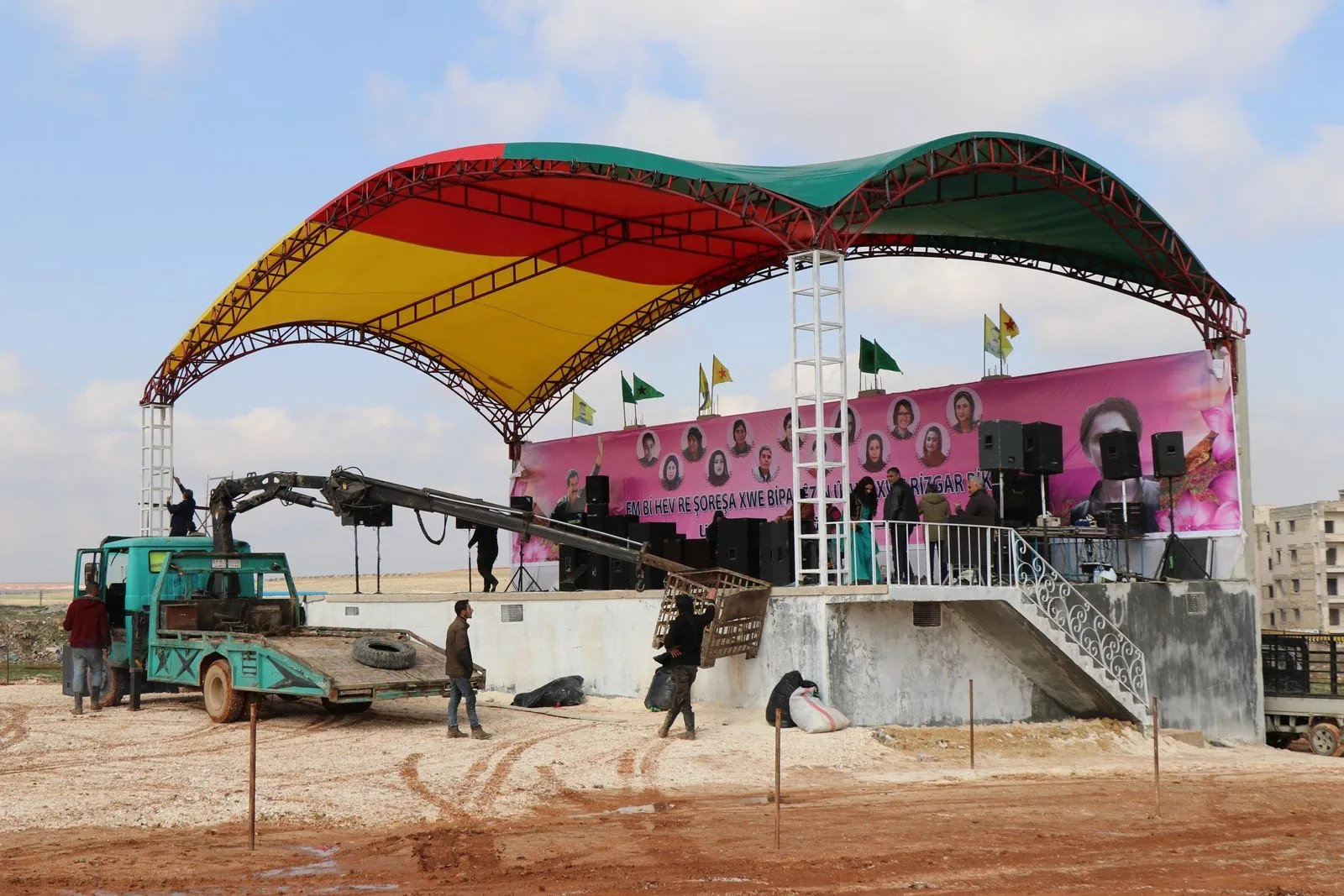 Li Heleb û Dirbêsiyê qadên pîrozbahiyê hatin xemilandin