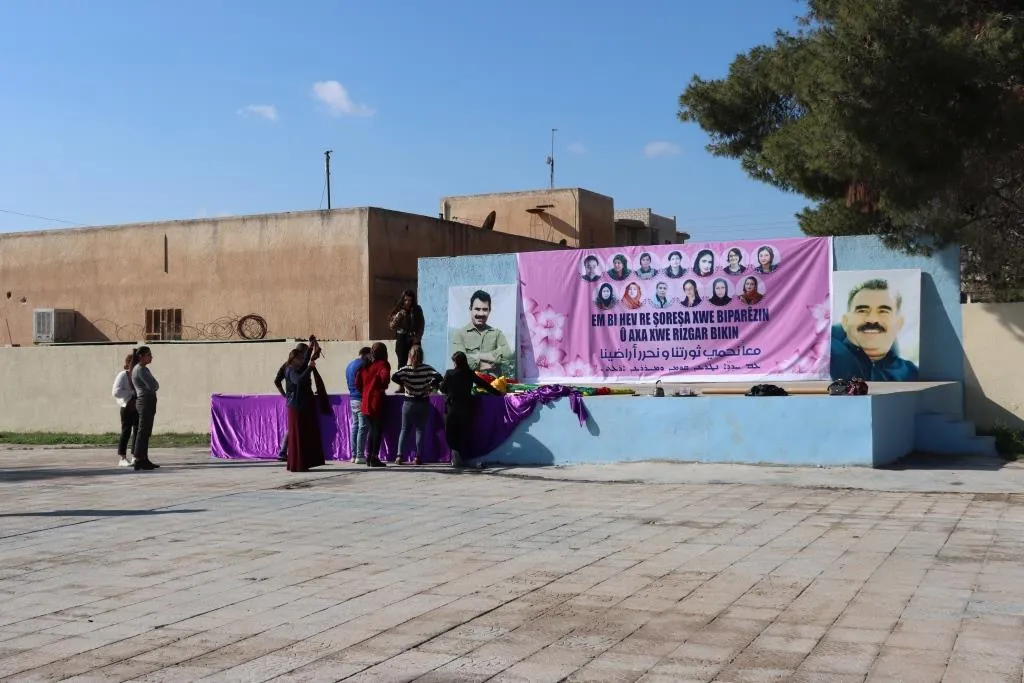 Li Heleb û Dirbêsiyê qadên pîrozbahiyê hatin xemilandin