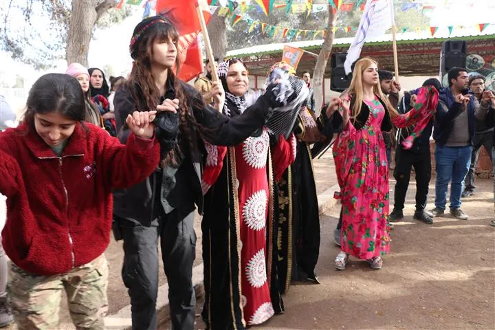 Şêniyên Hesekê agirê Newrozê dadan