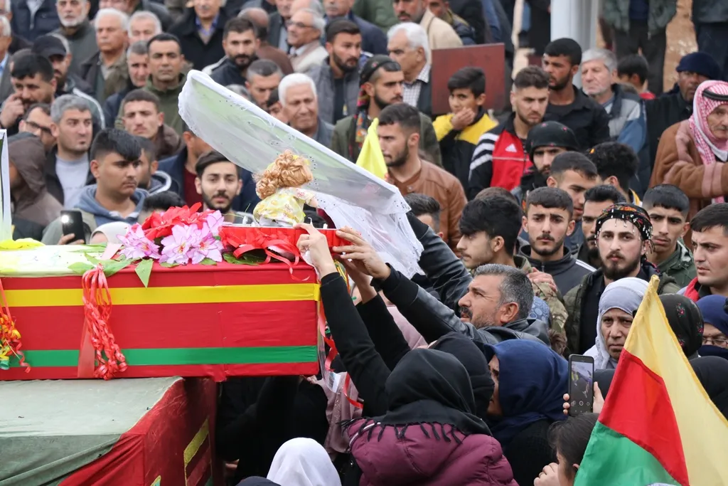 Bi merasîmeke heybet şêniyên Qamişlo şehîd Ehmed Elî oxir kir