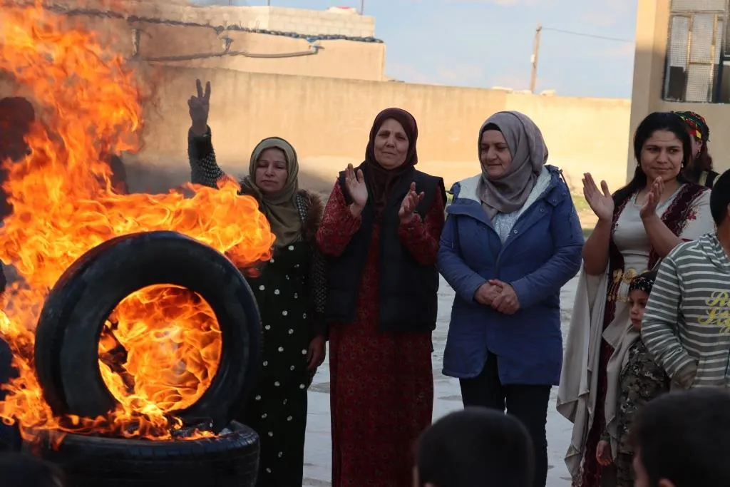 Li Dirbêsiyê jî dayikên şehîdan agirê Newrozê vêxistin