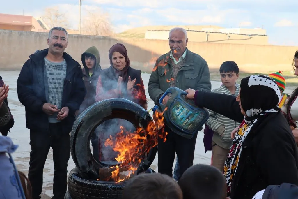 Li Dirbêsiyê jî dayikên şehîdan agirê Newrozê vêxistin