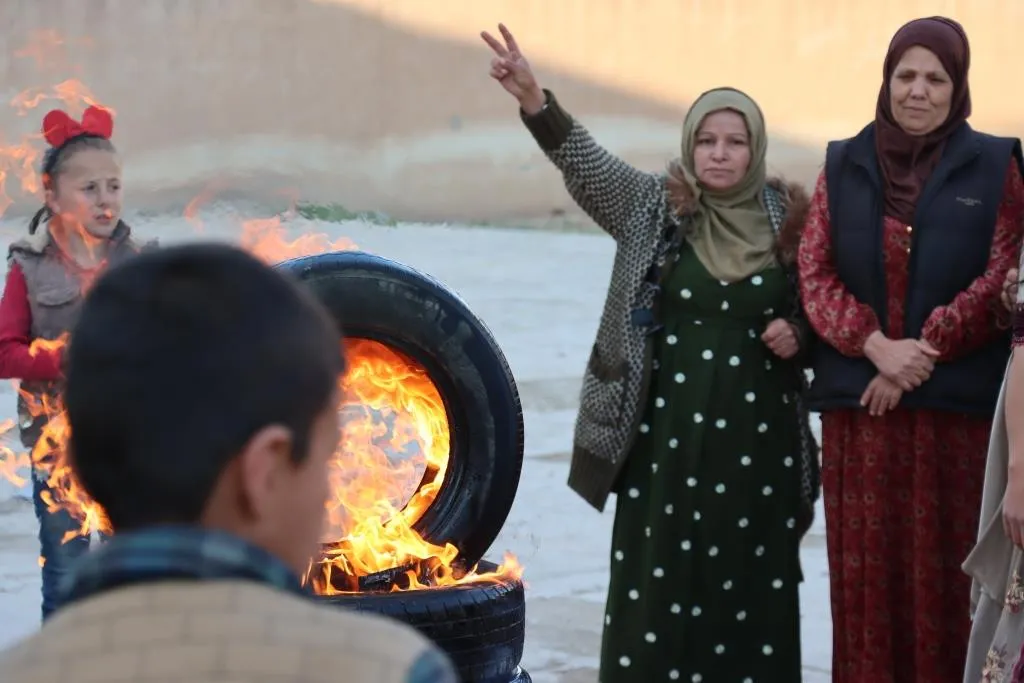 Li Dirbêsiyê jî dayikên şehîdan agirê Newrozê vêxistin
