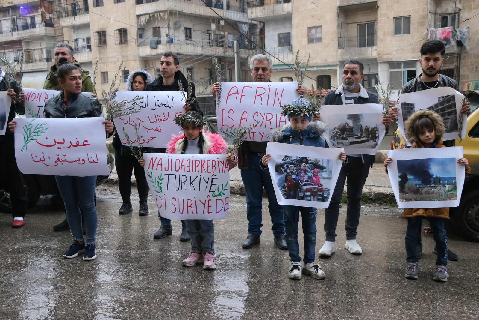 Li Helebê hunermendan ji bo Efrînê çalakiyek li dar xist
