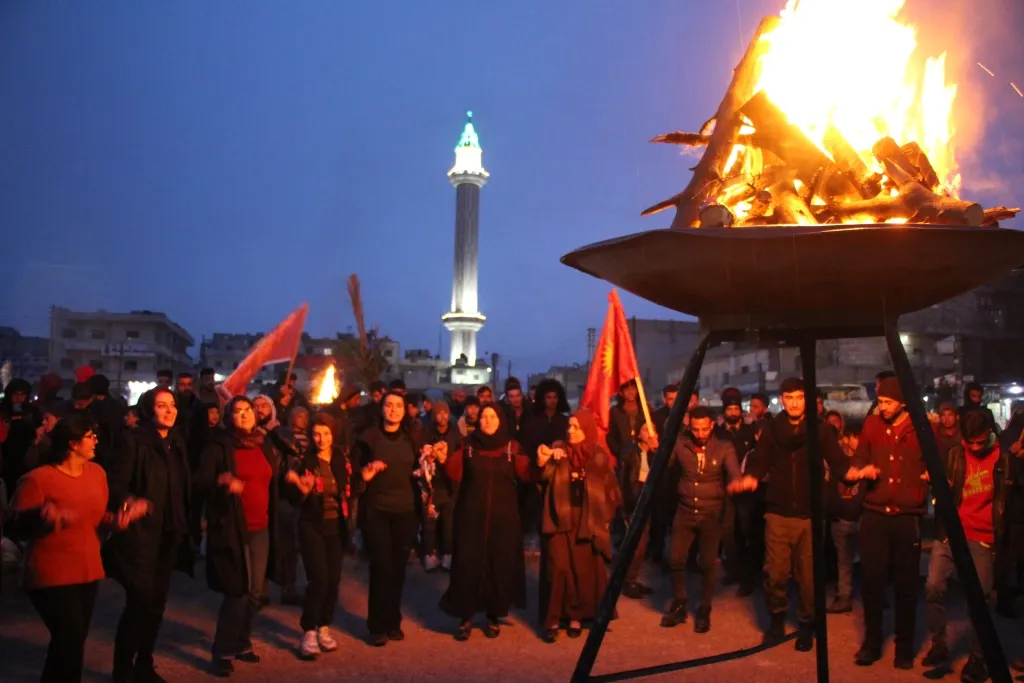 Li Minbicê jî agirê Newrozê hate pêxistin