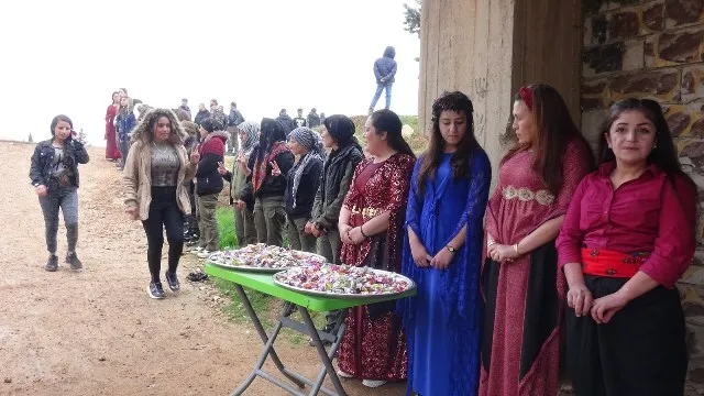 Pîrozbahiyên Hêzên Ewlekariya Hundirîn –Jin bi boneya 8’ê Adarê