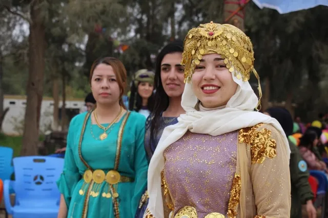 Pîrozbahiyên Hêzên Ewlekariya Hundirîn –Jin bi boneya 8’ê Adarê