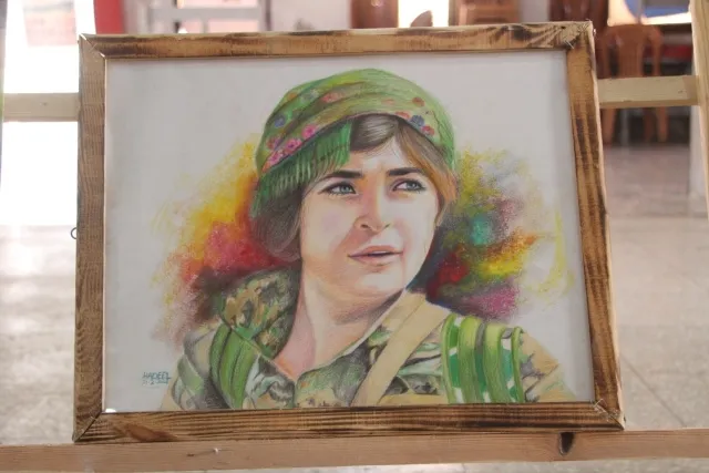 Jinên ciwan bi tabloyên xwe çanda kurdî diparêzin
