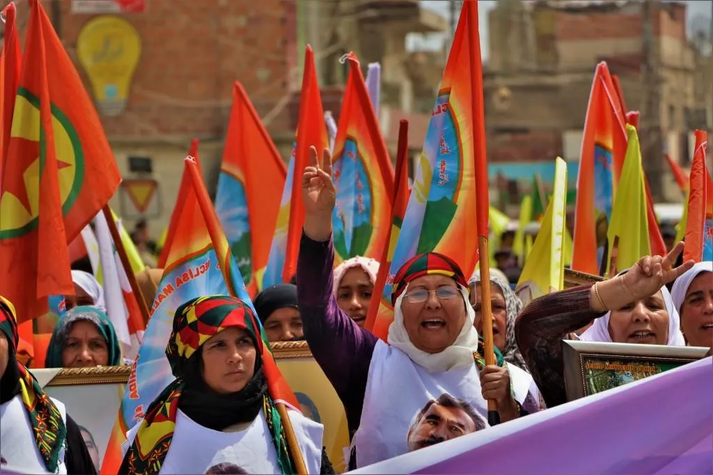 'Em ê li hember êrişan li ber xwe bidin û xeta neteweya demokratîk pêk bînin'