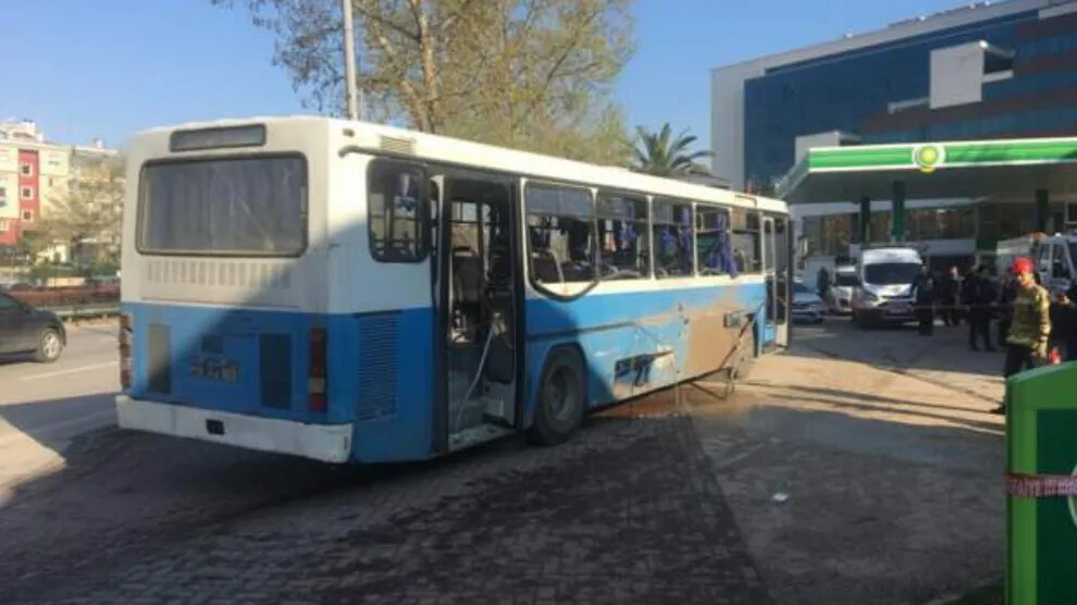 ​​​​​​​Li Bûrsayê dema otobusa gardiyanan derbas dibû teqîn çêbû