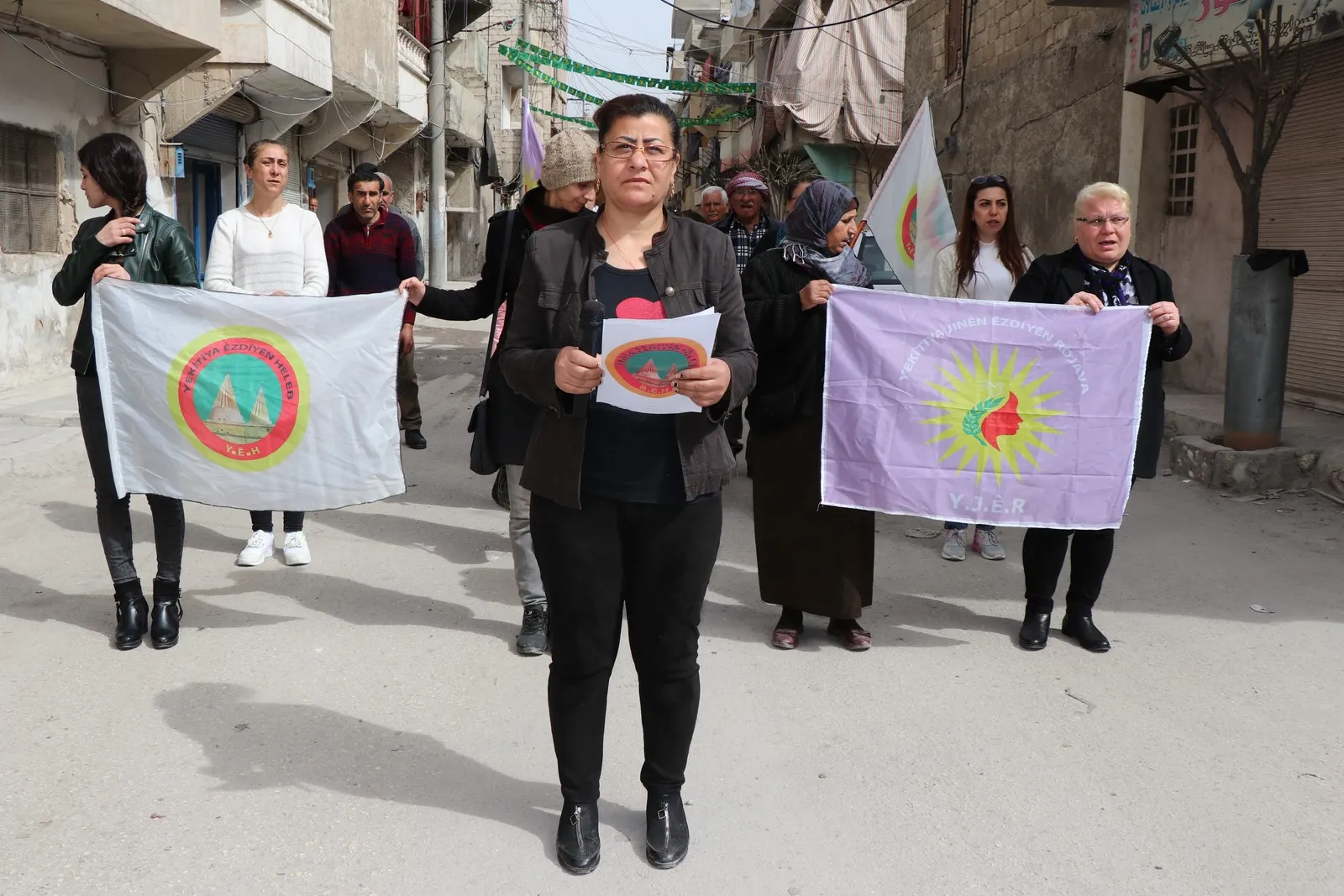 Yekitiya Jinên Êzidî lêkirina dîwarê di navbera Şengal û Rojava de şermezar kir