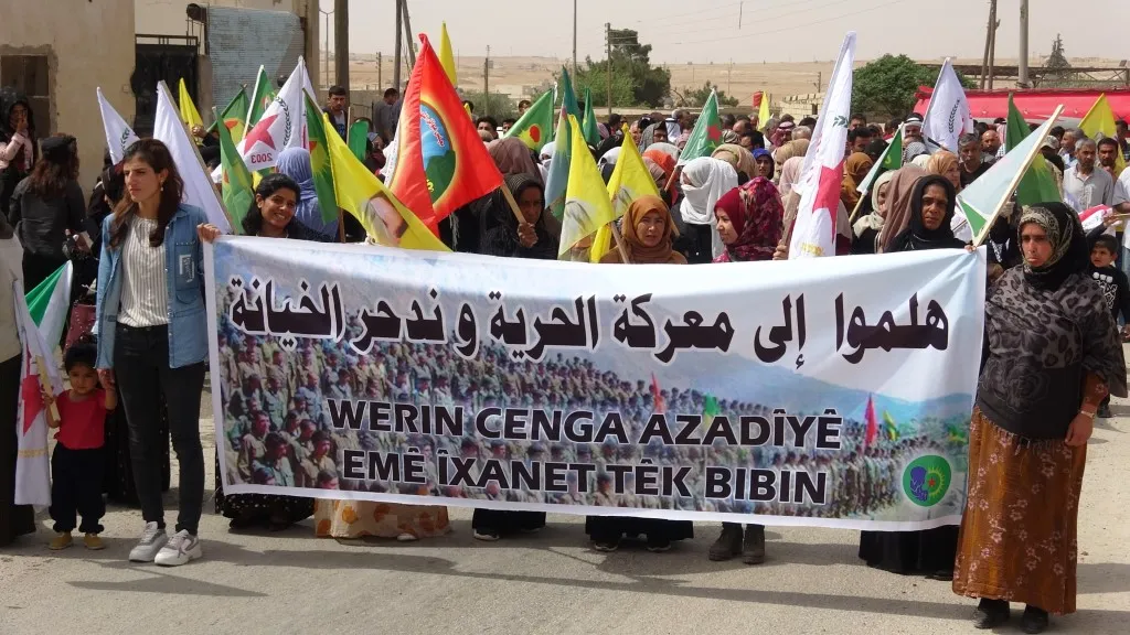 Koçberên Girê Spî û şêniyên Eyn Îsayê piştgiriya xwe ya bi gerîla re nîşan da