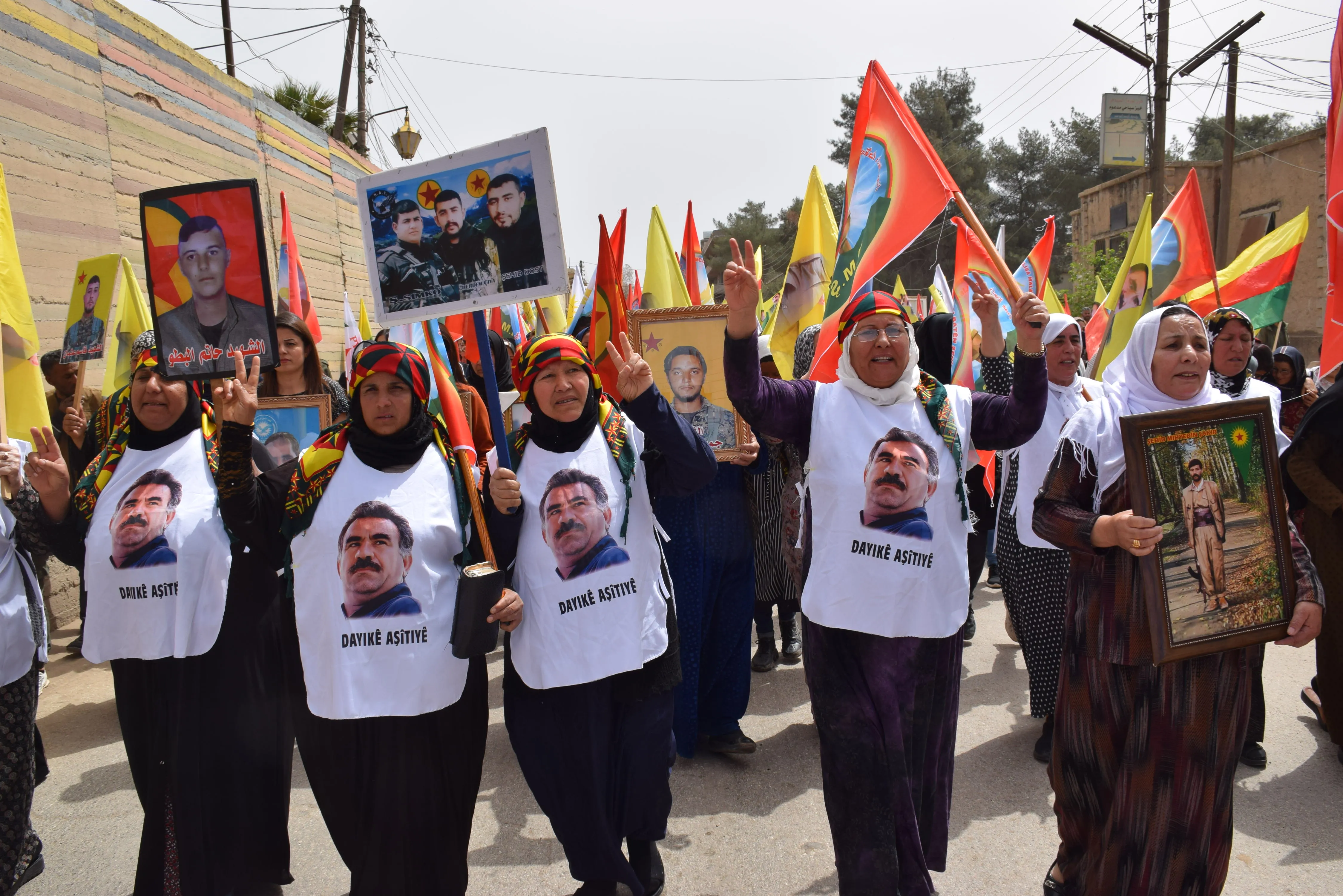 Bi sedan şêniyên Tirbespiyê li dijî noker û dagirkeran meşiyan