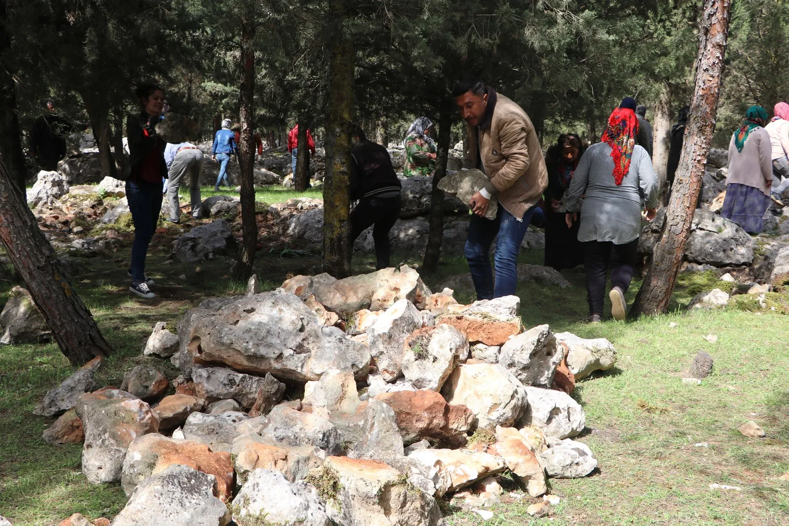 Şêniyên Efrînê li ser rêya gundên Soxanekê û Aqîbê satirên ji keviran çêdikin