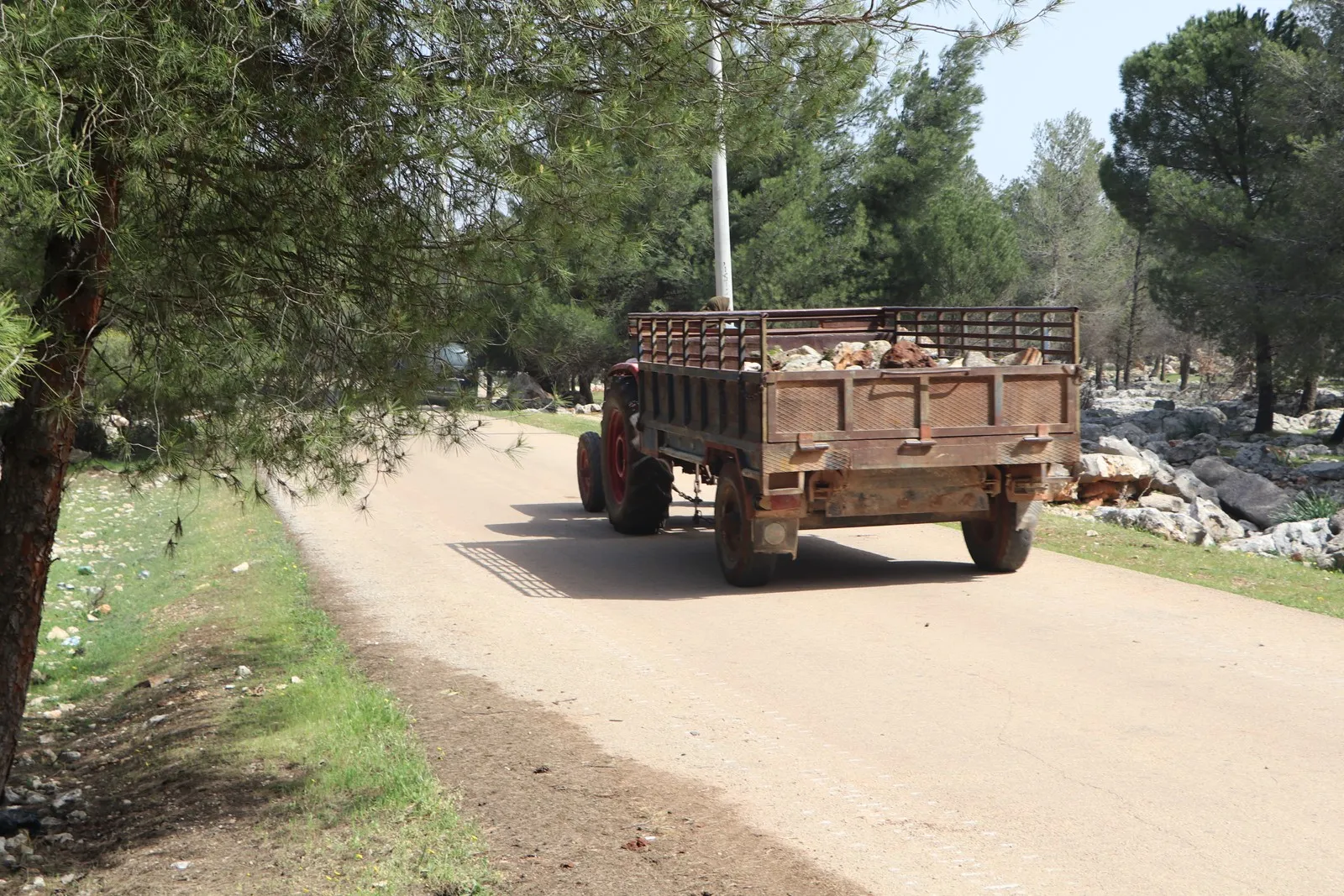 Şêniyên Efrînê li ser rêya gundên Soxanekê û Aqîbê satirên ji keviran çêdikin