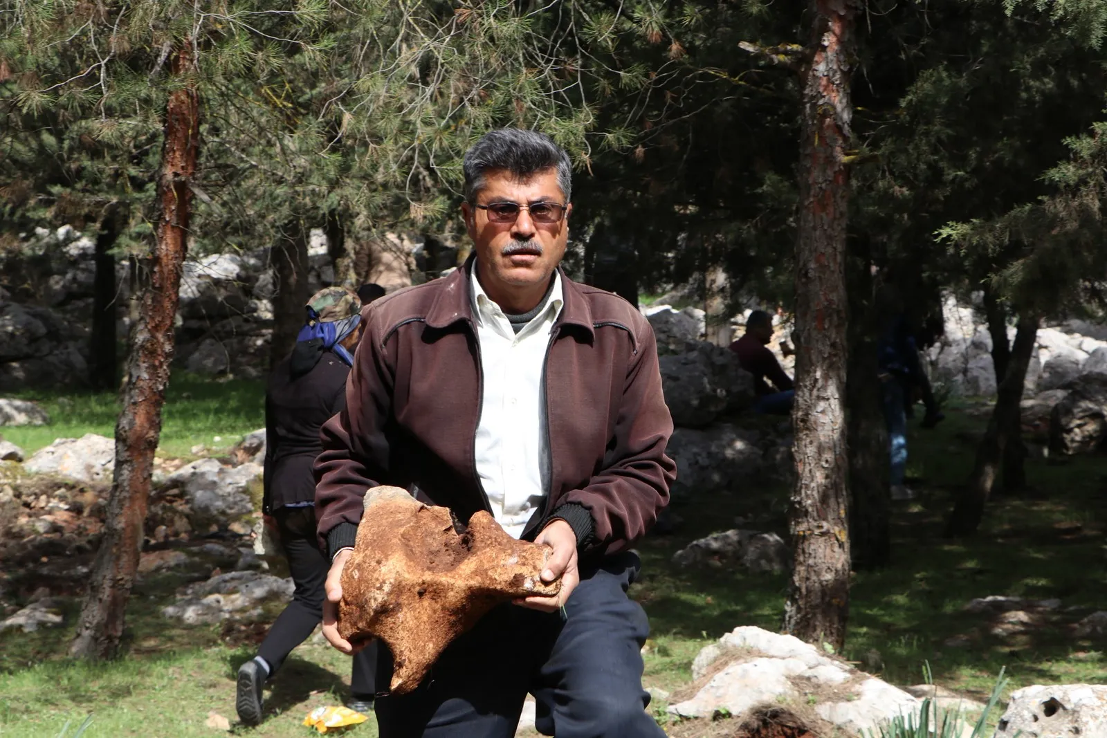 Şêniyên Efrînê li ser rêya gundên Soxanekê û Aqîbê satirên ji keviran çêdikin