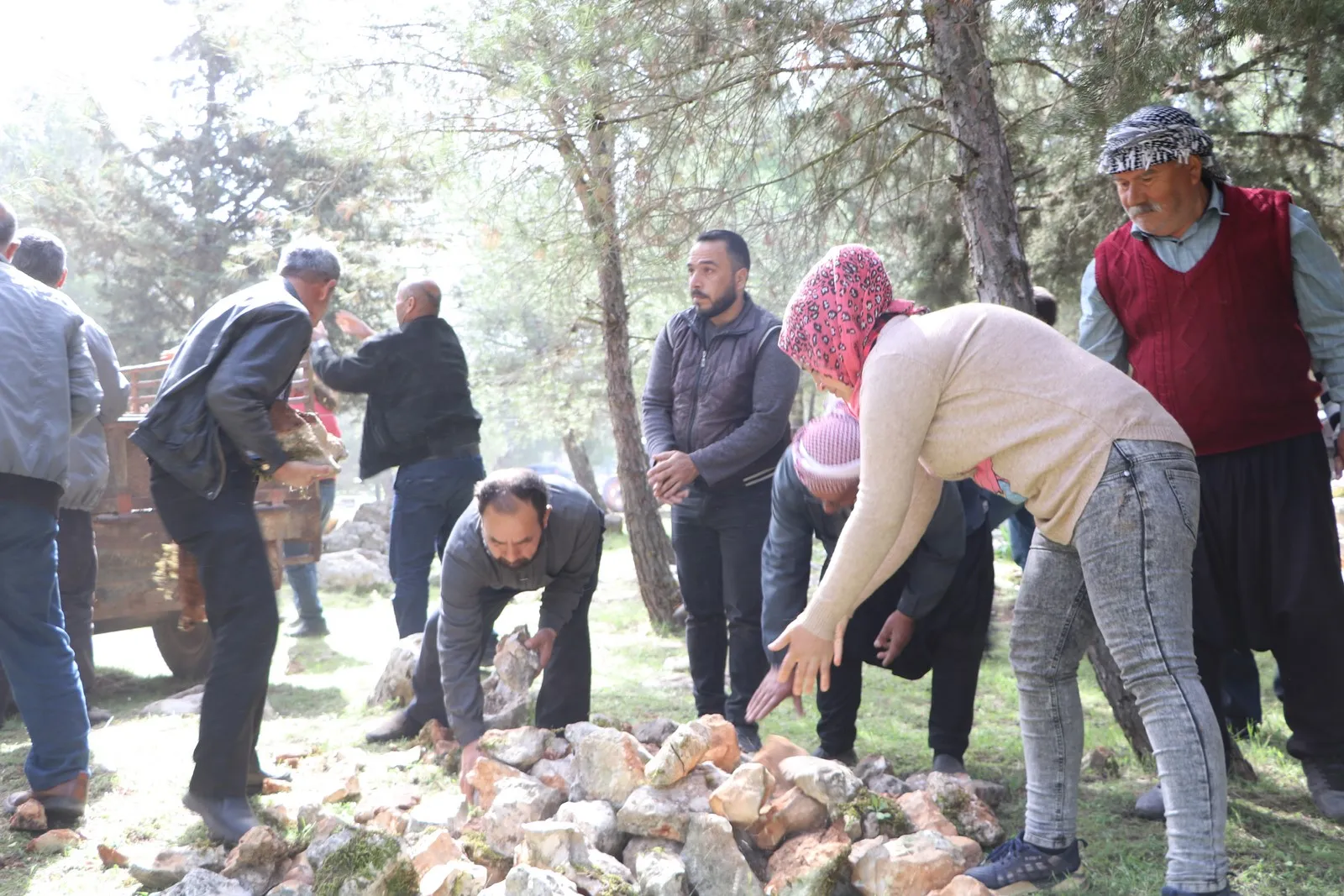 Şêniyên Efrînê li ser rêya gundên Soxanekê û Aqîbê satirên ji keviran çêdikin