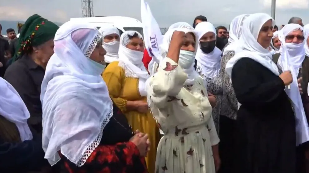 ​​​​​​​Bi pêşengiya dayikan li Silopiyayê bi hezaran ber bi sînor ve dimeşin
