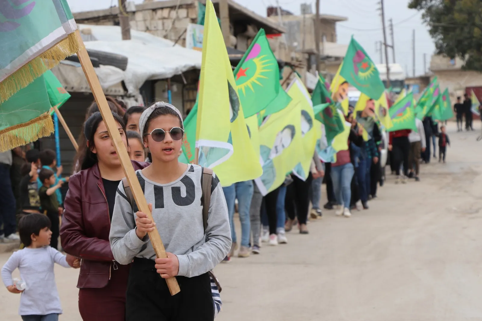 Ciwanên herêma Efrînê li dijî tecrîdê daketin qadan