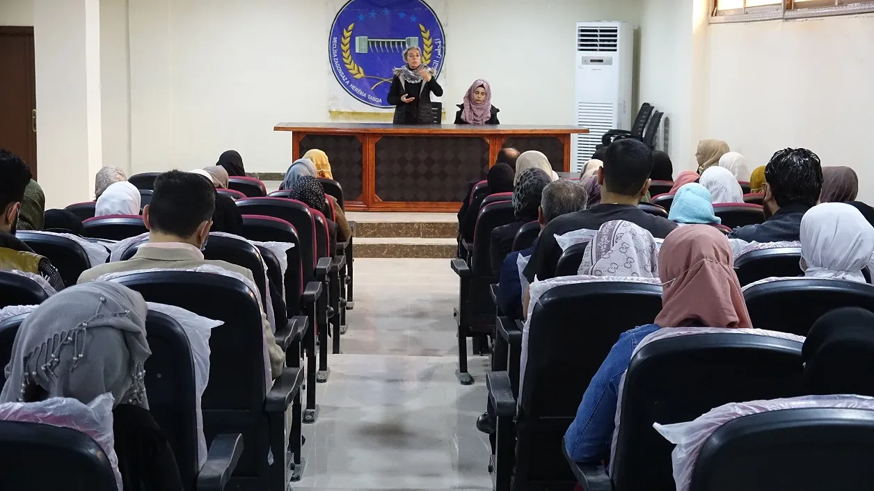 Yekitiya Jinên Ciwan a Tebqayê têkildarî tundiya li dijî jinan semînerek da