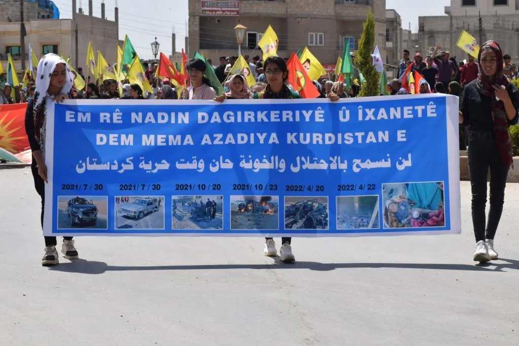 Şêniyên herêma Firatê li dijî êrişên dawî yên li ser Kobanê xwepêşandan li dar xist