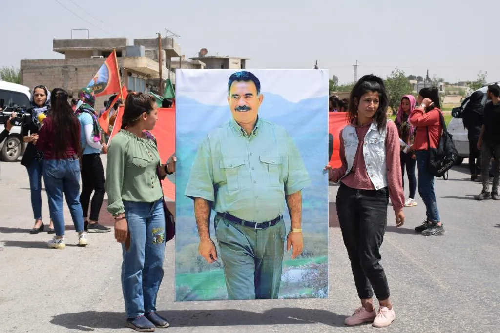 Yekitiya Jinên Ciwan li dijî îxanetê xwepêşandan li dar xist