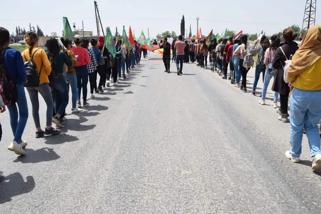 Yekitiya Jinên Ciwan li dijî îxanetê xwepêşandan li dar xist