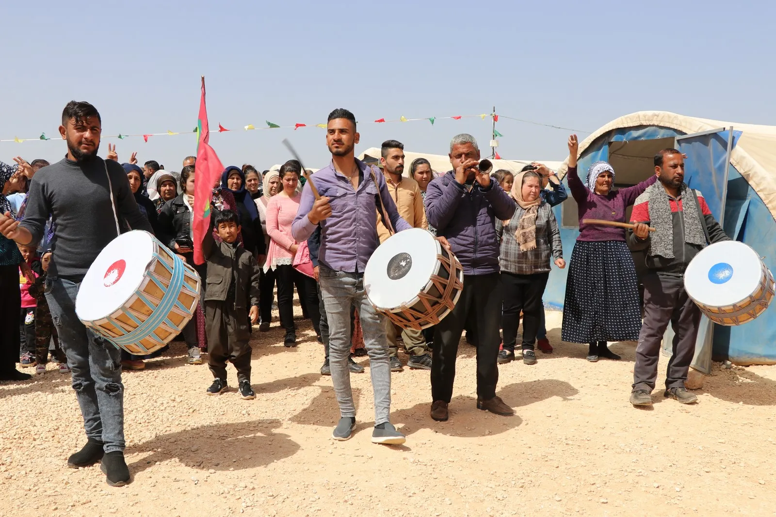 Koçberên Efrînê û şêniyên Şehbayê rojbûna rêber Ocalan pîroz kir