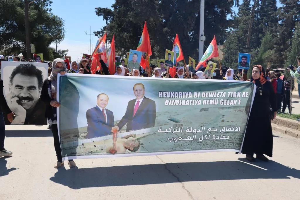 Şêniyên Dirbêsiyê li dijî PDK û dewleta Tirk meşiyan