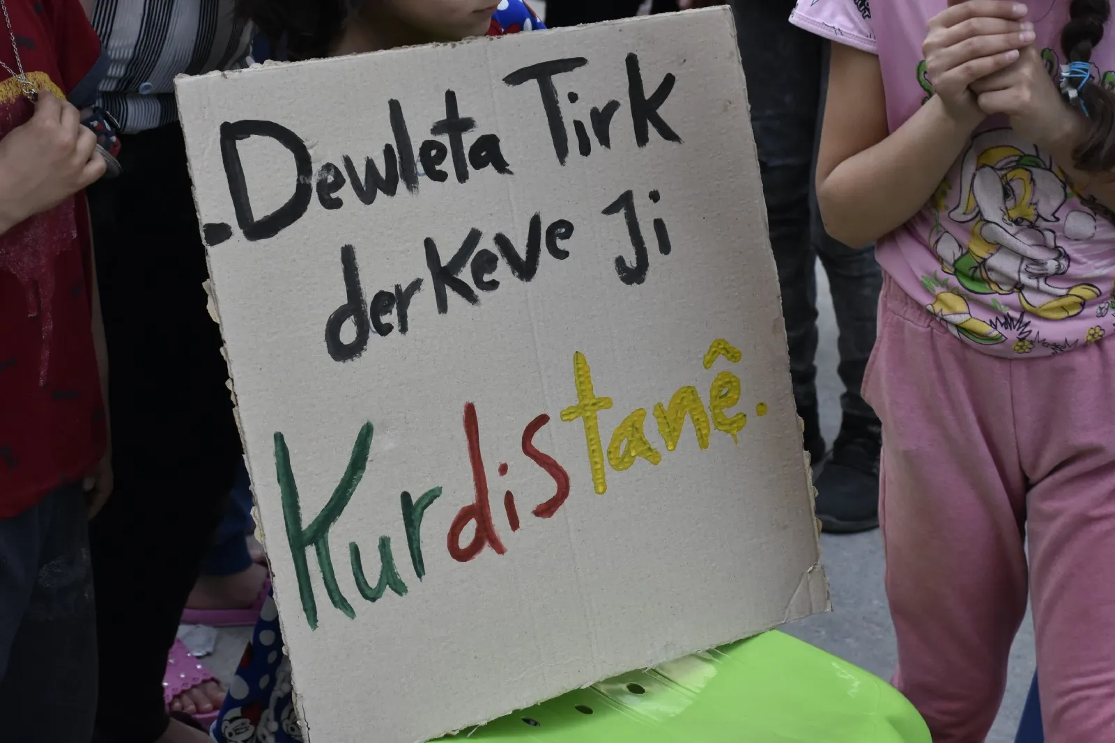 ​​​​​​​Hîlala Zêrîn bi çalakiyeke hunerî xwedî li bexwedana gerîla derket