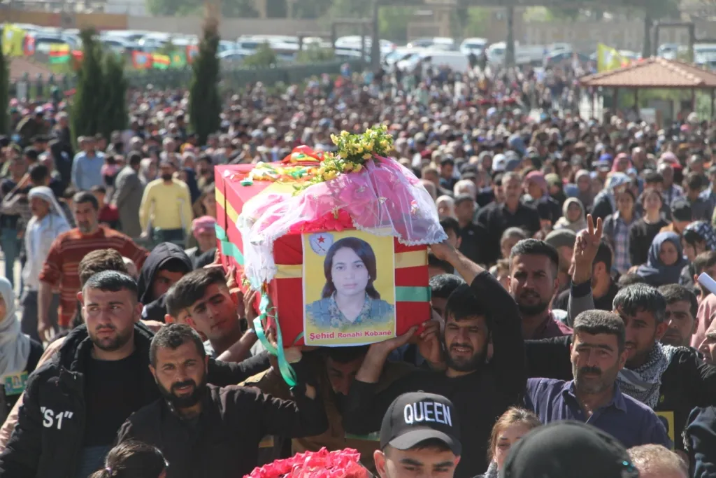 ​​​​​​​Şehîdên êrişa hewayî ya li Kobanê hatin oxirkirin û 3 gerîlayên şehîd hatin bibîranîn